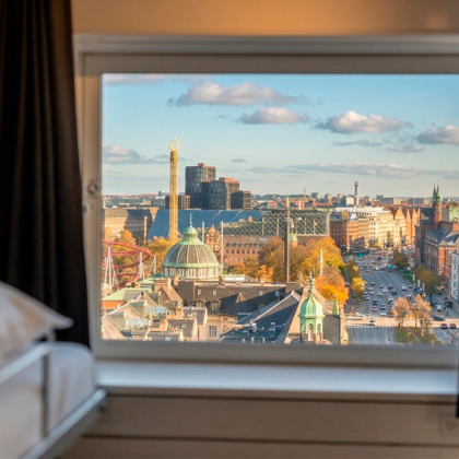 Udsigt over København gennem vindue fra værelse
