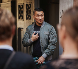 Guide forklarer noget foran en bygning.