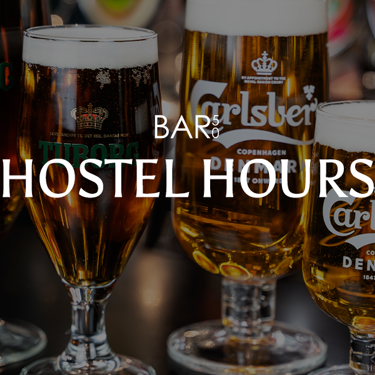 Ölglas på bardisk med text om hostel hours