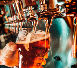 Øl tappes fra kobberhaner ned i et glas