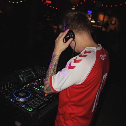 DJ med hörlurar uppträder vid mixerbordet