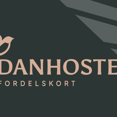 Danhostel förmånskort med svaleikon på mörk bakgrund