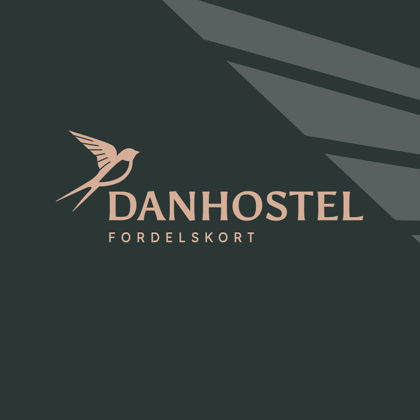 Danhostel Fordelskort med svaleikon på mørk baggrund