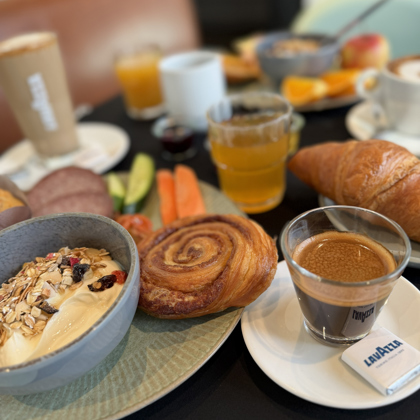 Croissanter og kaffe på morgenbord