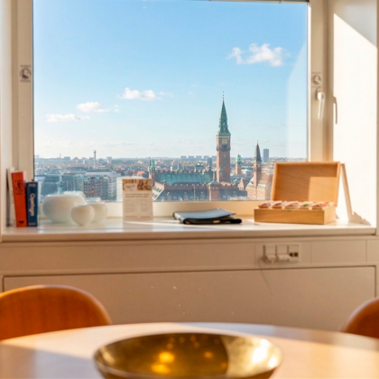 Udsigt over København gennem vindue fra værelse