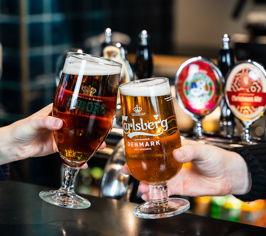 Fatöl höjs för en skål på BAR50.