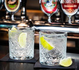Två gin och tonic med lime serverade på BAR50.