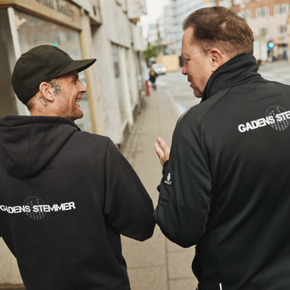 To guider i samtale under en byvandring.